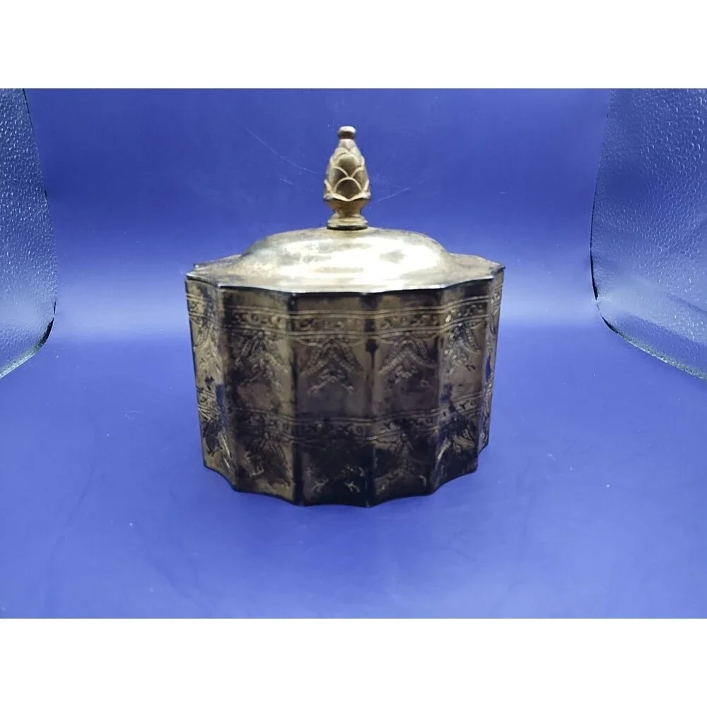 Godinger silver-plated trinket box features an ornate scalloped design 1991